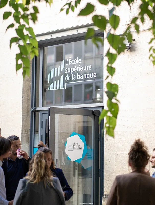 Façade, apprenants avec logo ESBanque